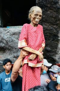 قبائل بالمكسيك تُخرج الأموات من قبورهم لتكريمهم