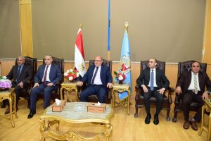 المحافظ ورئيس الجامعة يكرمان المتطوعين بمبادرة حياه كريمة بسوهاج 