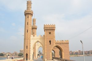 محافظ القليوبيه وسفير جمهورية كازاخستان بالقاهرة ونائب منطقة أتيراو والوفد المرافق لهما يتفقدون معرض منتجات المنطقة الاستثمارية ببنها 