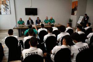 استعدادا لخوض منافسات الاولمبياد ٢٠٢٤...  وزير الرياضة يزور لاعبي المنتخب الاولمبي لكرة القدم بمقر اقامتهم 