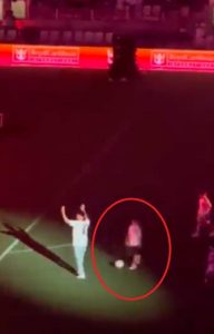 المشاغب تياغو لا يتوقف أبدًا.. تياغو ميسي يضع الكرة بين قدمي والده خلال تحيته لجماهير إنتر ميامي