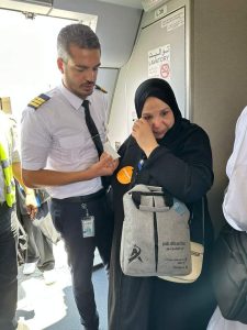 في مشهد مؤثر.. مصري يفاجئ والدته بأنه قائد الطائرة التي ستقلها للسعودية لأداء مناسك الحج