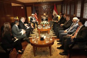 وزير الخارجية يستقبل عضوين بمجلس الشيوخ الأمريكي