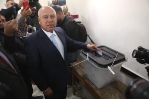 وزير النقل: إقبال المصريين الكبير على المشاركة في انتخاب رئيس مصر القادم يثبت للعالم ان المصريين دائما شعب مبهر فهم يسجلون ملحمة بطولية ووطنية رائعة 