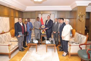 رئيس هيئة الرعاية الصحية يبحث مع السفير الكاميروني تعزيز التعاون بين البلدين