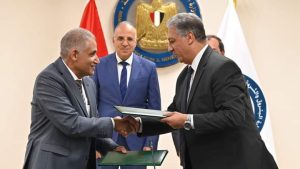 بالصور سويلم و الملا يشهدان توقيع بروتوكول تعاون مشترك بشأن الترخيص بتوفير إحتياجات المياه لعدد من مشروعات البترول