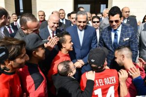 وزير الشباب والرياضة يلتقي ببعض الشباب المشاركين في التوعية بالعملية الانتخابية من مقره بالعاصمة الإدارية