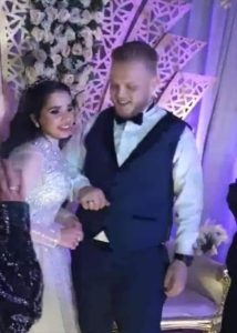 تشييع جثمان الشاب الذي توفي خلال حفل خطوبته.. وخطيبته تنهار من الرحيل المفاجئ