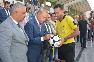 الهجان يسلم كأس البطولة لمركز شباب المنيرة بالقناطر الخيرية