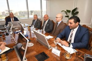 وزير الإسكان يلتقى مسئولى إحدى الشركات الوطنية لبحث سبل التعاون فى توفير احتياجات مشروعات مياه الشرب والصرف الصحى من الطلمبات وقطع غيارها