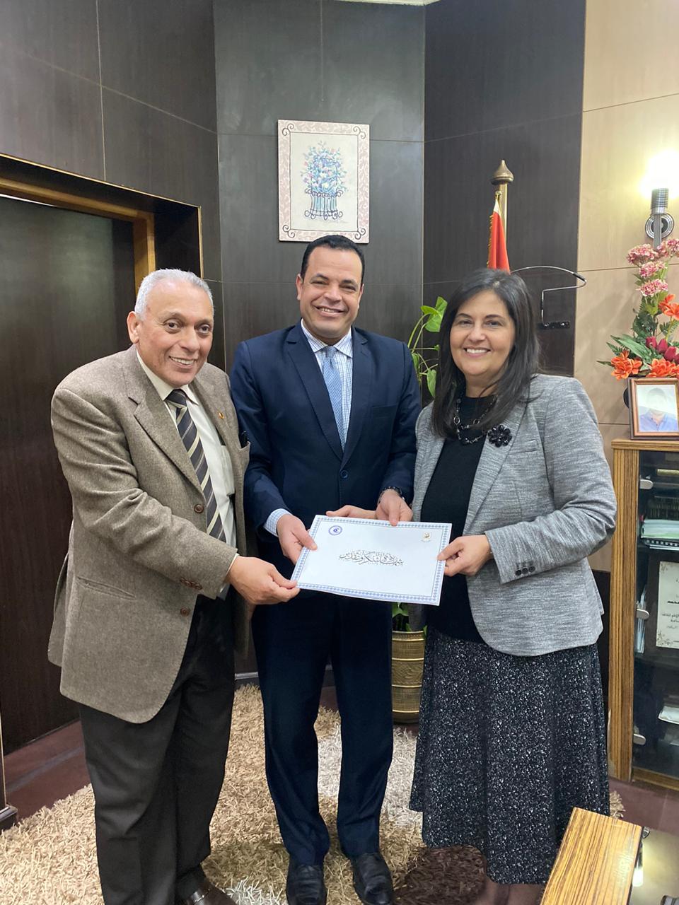 كلية إعلام جامعة القاهرة تكرم الإعلامي أيمن عدلي