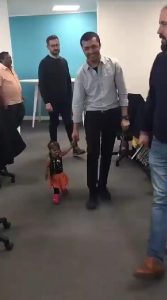 طولها أقل من 70 سنتيمترًا.. أقصر امرأة في العالم بعد بلوغها 30 عاما