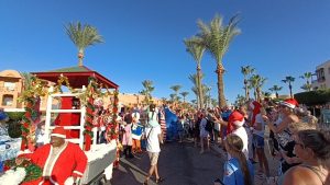 زفة بلدي وفرعوني لـ «بابا نويل» في شوارع الغردقة بمشاركة السائحين