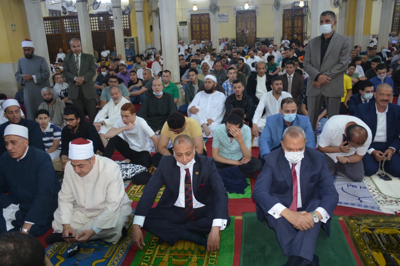 وسط فرحة كبيرة من المواطنين.... محافظ القليوبية يؤدي صلاة عيد الفطر المبارك بمسجد ناصر بمدينة بنها