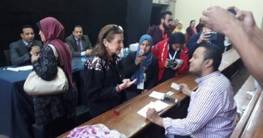 الفنانة ليلى عز العرب تدلى بصوتها فى الاستفتاء على تعديل الدستور