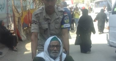 رجال الجيش والشرطة يساعدون الناخبين خلال مشاركتهم فى الاستفتاء