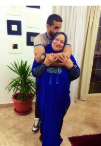 "مش قادر أعيش بعد وفاة أمي".. تشييع جثمان الفنان المصري الشاب أحمد قنديل الذي رحل حزنًا على والدته