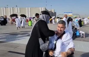 بعد بتر أطرافه الأربعة.. سيدة سورية ترعى زوجها وتساعده على أداء الحج