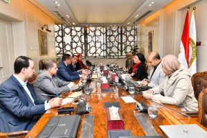 وزيرا البيئة والتنمية المحلية يناقشان الآليات المقترحة لعمليات تشغيل منظومة إدارة المخلفات 